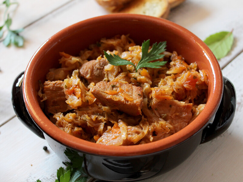 Обсмажте копчені ковбаски та ошийок, додайте капусту, вино та чорнослив. Рецепт польського бігоса