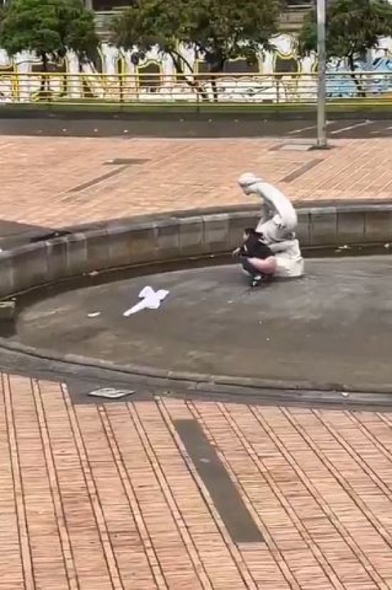 Жінка помацала груди релігійної статуї та помочилася поряд – фото