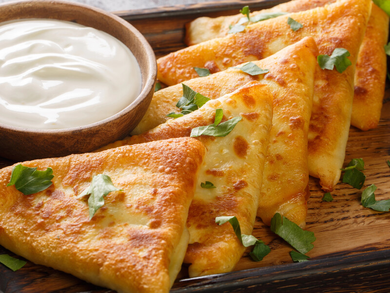 За цим рецептом бендерики із сиром і зеленню стануть сніданком мрії