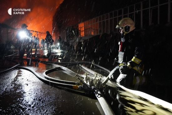 У Харкові після удару ворожого дрона пожежа охопила близько 2000 кв. м. (фото)