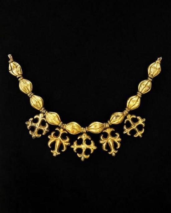 В Національному музеї історії України показали унікальну нагрудну прикрасу часів Русі