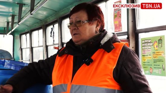 Ця пані вже три роки розвозить щодня воду людям: миколаївці розповіли зворушливу історію