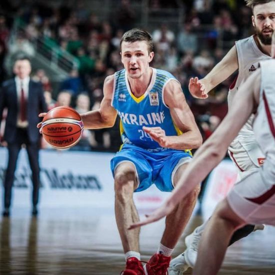 Зняли з поїзда та доправили до ТЦК: баскетболіста збірної України не випустили на матчі відбору ЧЄ