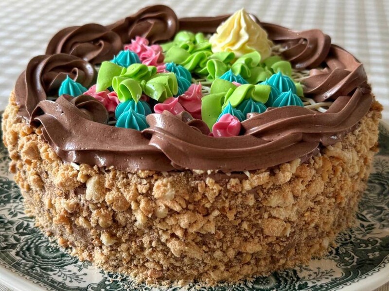 "Київський" торт за цим рецептом вийде смачним і хрумким. Покрокове приготування коржів і крему