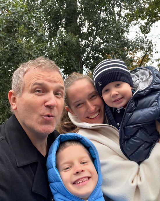 Осадча замилувала фото з чоловіком і дітьми та ніжно привітала сина з 8-річчям
