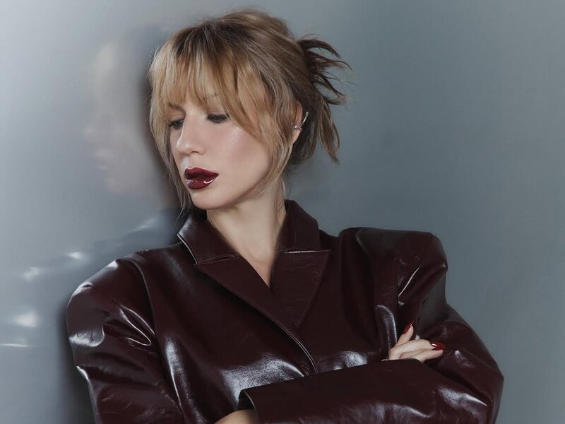 Нікітюк показала образ у кольорі бургунді