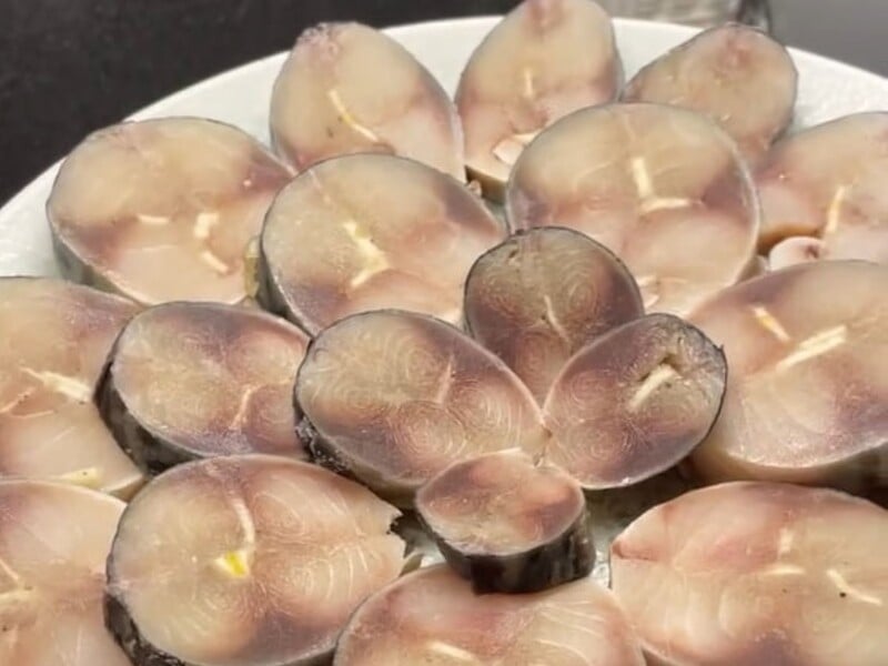 Засоліть скумбрію за цим цікавим рецептом – і вийде смачна закуска нашвидкуруч