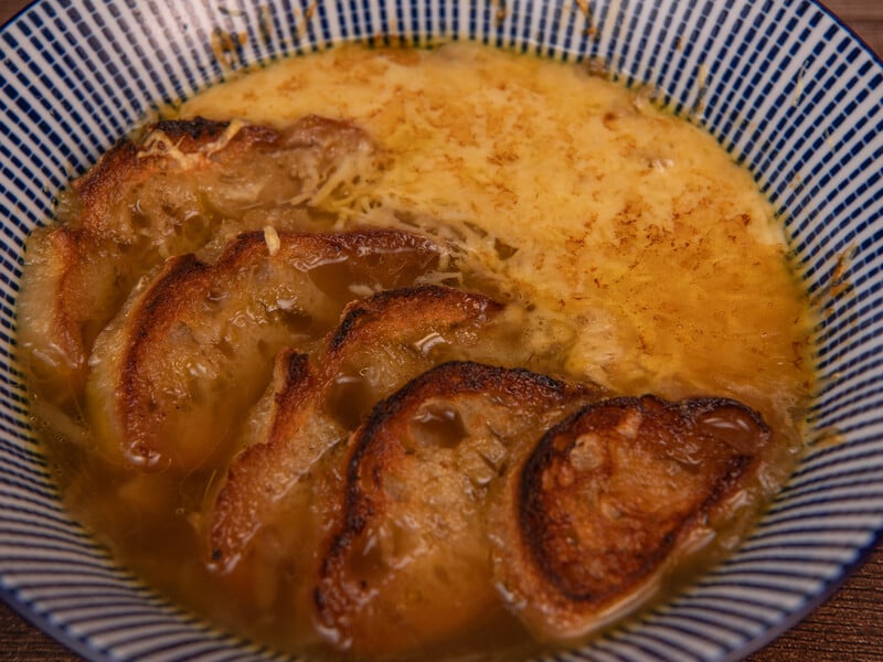 "Це просто і дуже смачно". Рецепт цибулевого супу