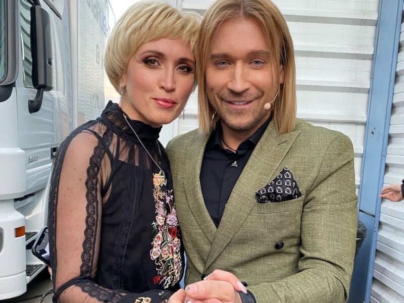 Головна "вовчиця" Винника, який утік за кордон, засвітилася у Празі з плакатом на його підтримку