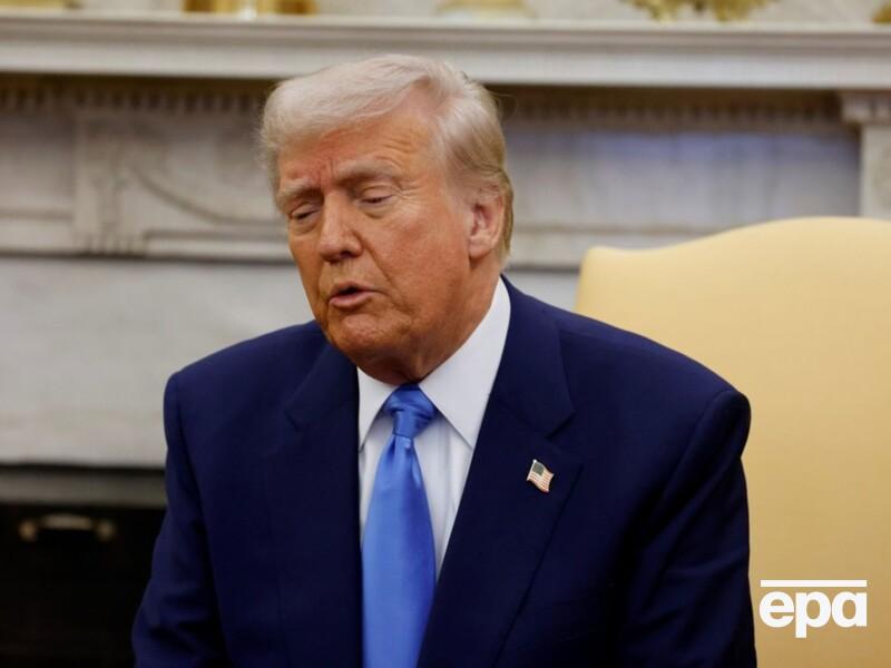 78-річного Трампа знову помітили з великим синцем на руці. У Білому домі прокоментували. Фото