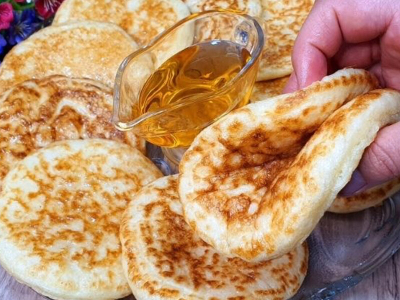 "М'які й повітряні оладки, як хмаринки, їх зметуть першими зі столу". Рецепт без яєць і молока