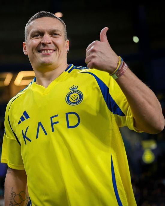 Усик відвідав матч у Саудівській Аравії та повторив легендарне святкування Роналду: яскраві фото