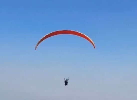 Студент забув про іспит та прилетів до коледжу на параплані – фото