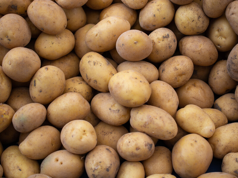 Помістіть це в лунці, щоб набагато збільшити врожайність картоплі