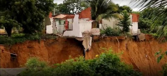 Величезні провали в землі "пожирають" місто: бразильська влада оголосила надзвичайну ситуацію