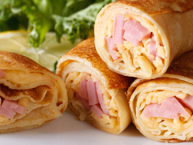 "Ідеальний варіант для сніданку чи перекусу". Рецепт млинців із шинкою