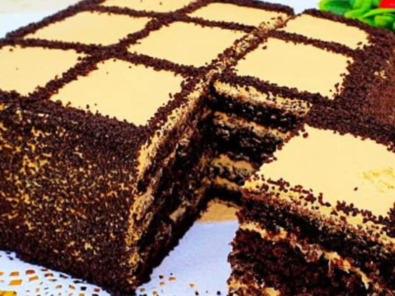 Змастіть шоколадні коржі вершковим кремом. Рецепт пляцка "Чорний лебідь"