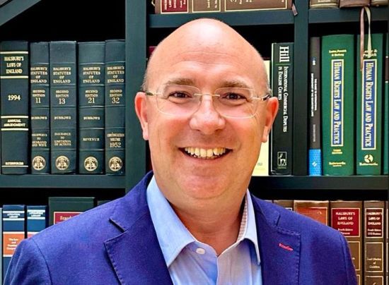 Який із потерпілого управитель арештованого майна?