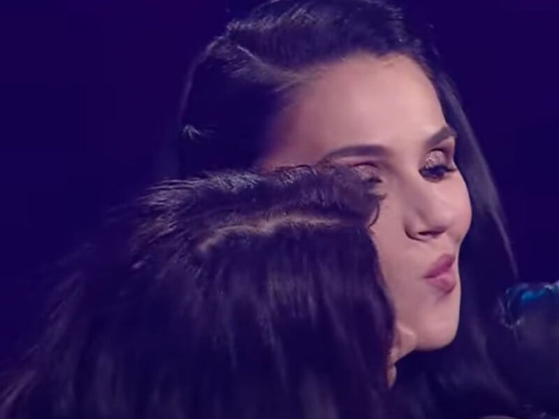 Єфросиніна, скривившись, ухилилася від поцілунку Руслани під час нацвідбору на "Євробачення 2025". Відео