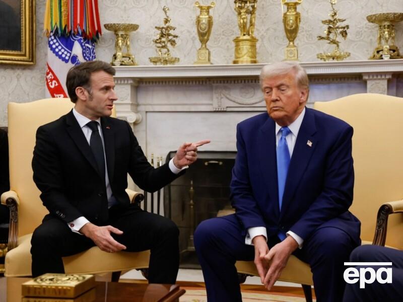 Макрон під час зустрічі з Трампом торкався його коліна й тримався за руки. Відео