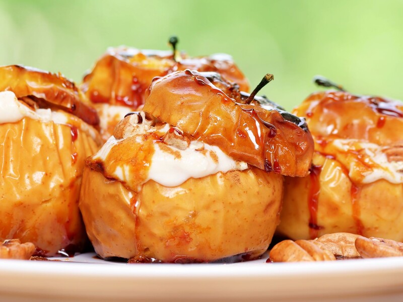 За цим рецептом запечені яблука з родзинками, горіхами та чорносливом вийдуть легкими