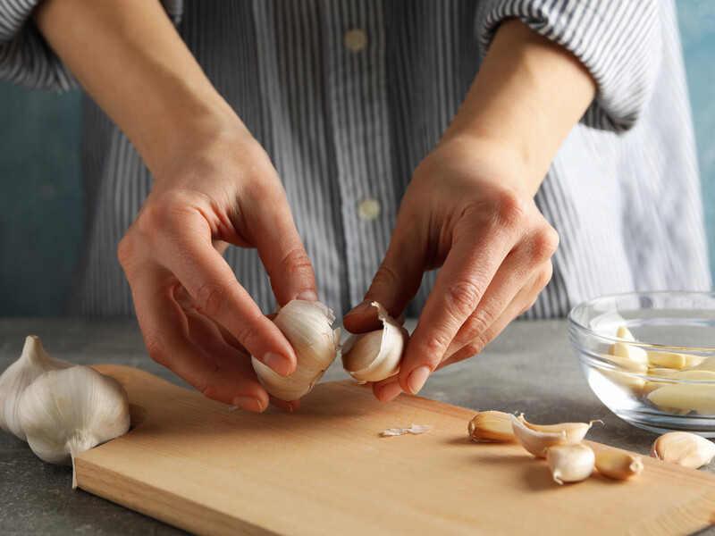 Не марнуйте часу на очищення часнику – дізнайтеся, як зробити це легко за допомогою нагрівання
