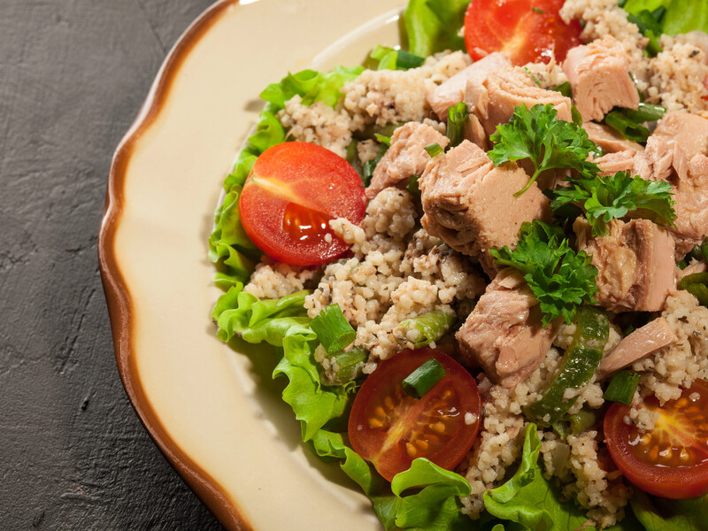 Лише 550 калорій на всю миску – приготуйте білковий салат із тунцем для схуднення