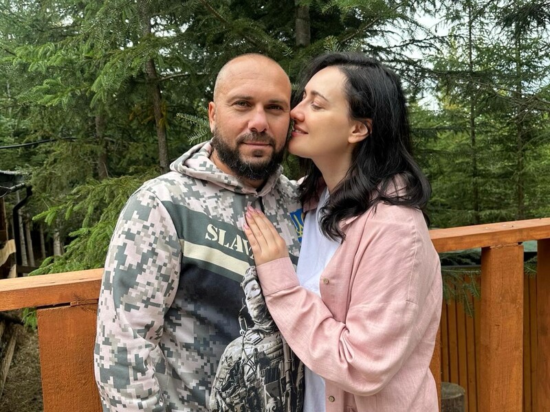 "Людина, яка оберігає нашу країну". Вітвіцька показала, як зі своїм нареченим відпочивала в Буковелі