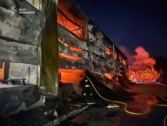 Росіяни атакували Київську область: горіла поліграфія (фото)
