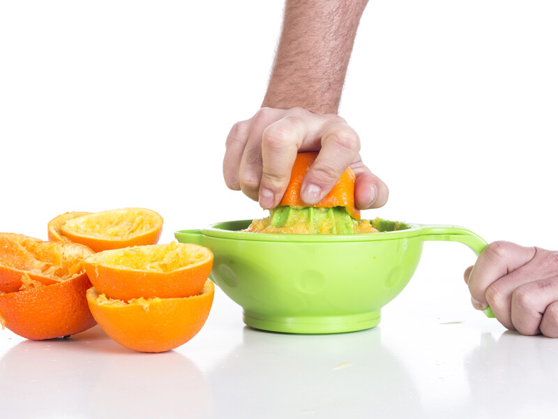 Не поспішайте викидати апельсинові шкірки, зробіть із них живильні контейнери для розсади