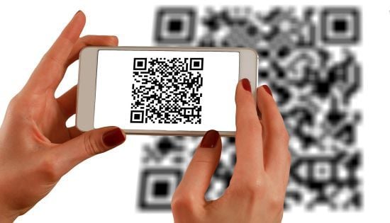 Шахраї використовують фішингові QR-коди в громадських місцях: кіберполіція застерігає українців