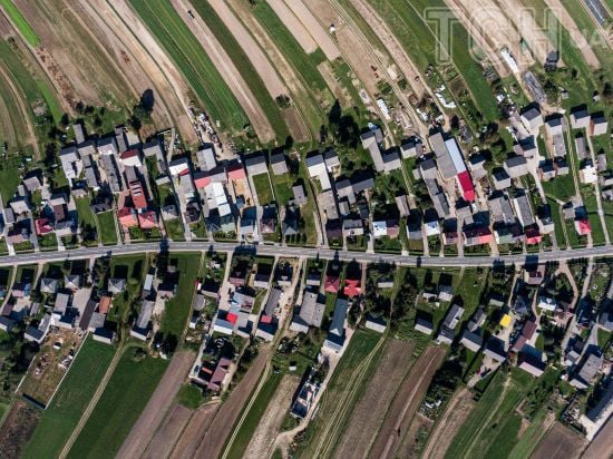 Віддалене село, де всі 6000 мешканців із дивної причини живуть на одній вулиці – фото, подробиці