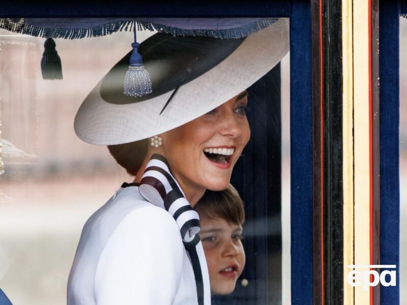 Молодший син принцеси Уельської сфотографував матір на прогулянці у зимовому лісі. Фото Молодший син принцеси Уельської сфотографував матір на прогулянці у зимовому лісі. Фото