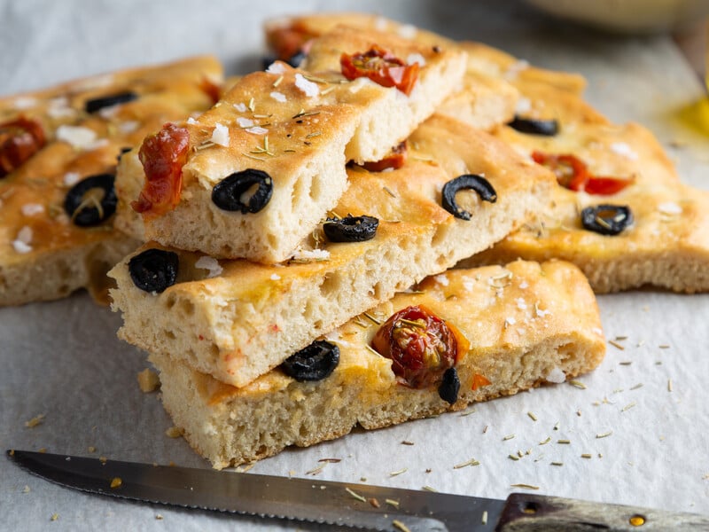 Замісіть це тісто – і отримаєте смачну хрустку фокачу. Простий рецепт