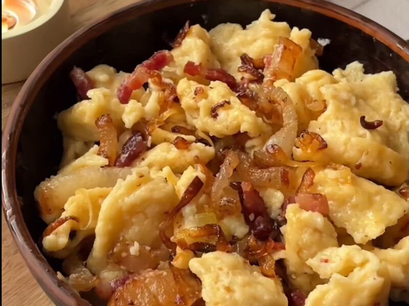 "Тісто має бути рідким, вимішувати не треба". Рецепт справжніх галушок на зажарці з сала та цибулі