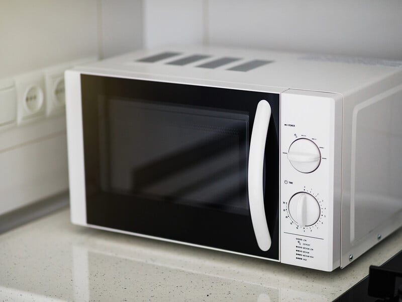 Нанесіть цей аптечний препарат на ватний диск – і пожовклий пластик знову стане білим. Лайфхак