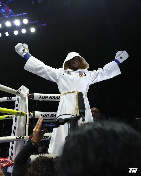 Девіс прокоментував дострокову перемогу над Берінчиком і завоювання чемпіонського титулу