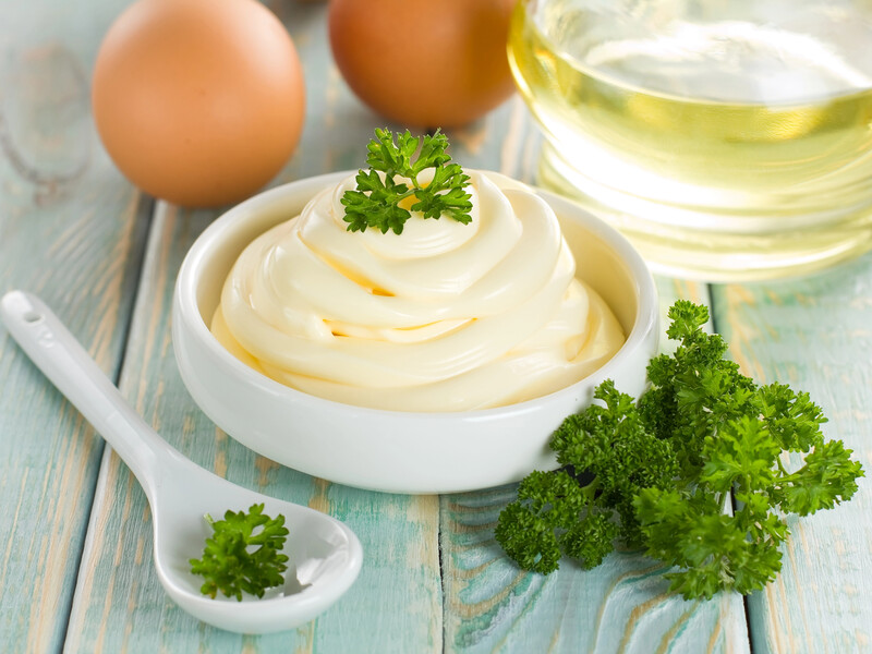 Приготуйте майонез самостійно, щоб не турбуватися про склад. Рецепт