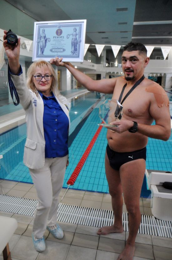 Безперервний 24-годинний заплив у басейні: киянин став рекордсменом України Безперервний 24-годинний заплив у басейні: киянин став рекордсменом України