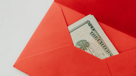 Яку суму грошей можна дарувати на день народження 2025 року, щоб іменинник не образився