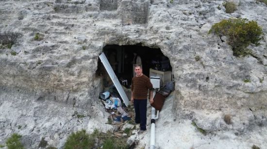 Наляканий землетрусами чоловік перебрався жити до печери – фото
