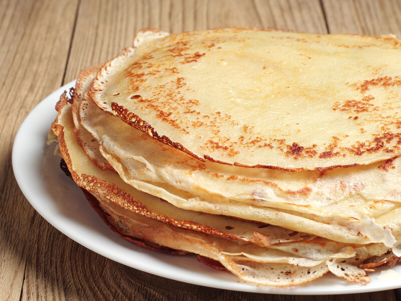 Млинці виходять неймовірно ніжними, пишними та не стають сухими. Два рецепти тіста на майонезі