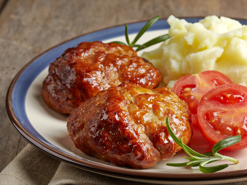 "Готую з дешевої риби, специфічного присмаку немає". Ніжні рибні котлети, тушковані в томатному соусі