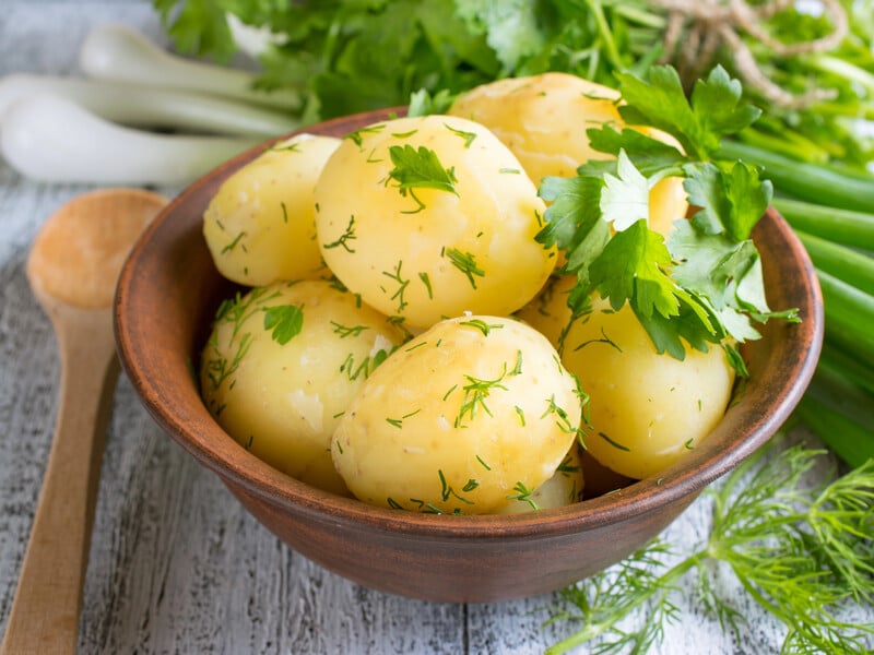 Додайте це у воду – і картопля стане набагато смачнішою й ароматнішою. Хитрий трюк