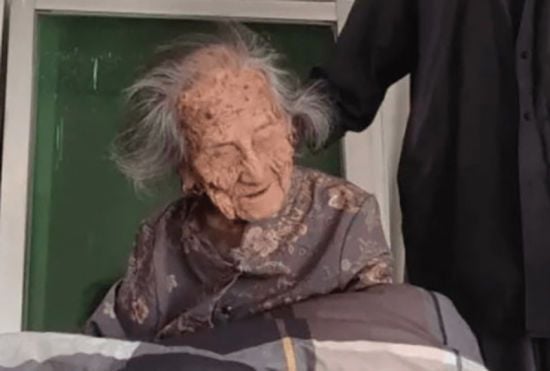 "Найстаріша жінка у світі" померла у віці 122 років: хто вона (фото)