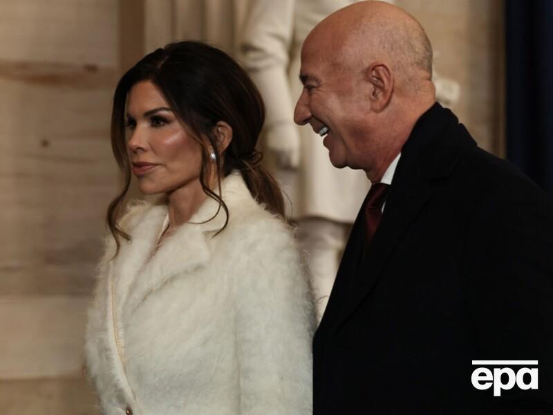 Безос навесні відправить у космос свою 55-річну наречену. Компанію їй складе 40-річна Кеті Перрі