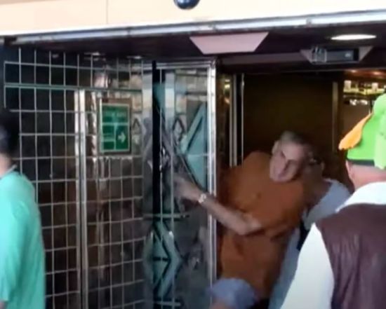 Турист отримав $21 500 000 після того, як його вдарило розсувними дверима