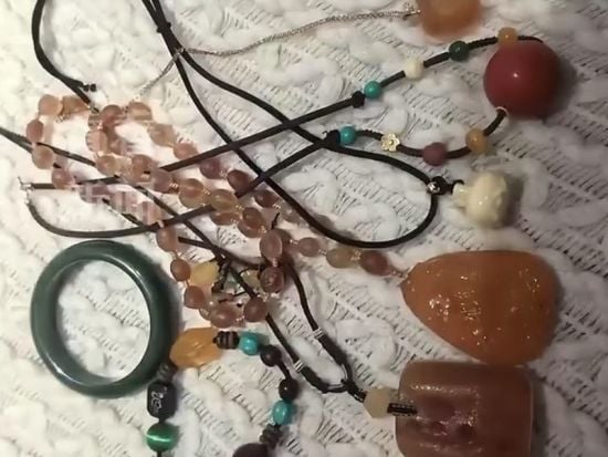 Підліток вкрала у мами коштовності на мільйон, продала за копійки та купила собі біжутерію