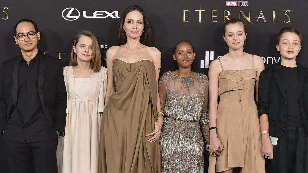 Бред Пітт вперше за довгий час звернувся до Анджеліни Джолі – причина