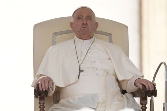 Папа Римський потрапив до лікарні